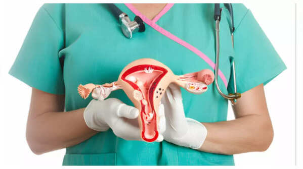 Depiction of unusual vaginal bleeding as a potential symptom.